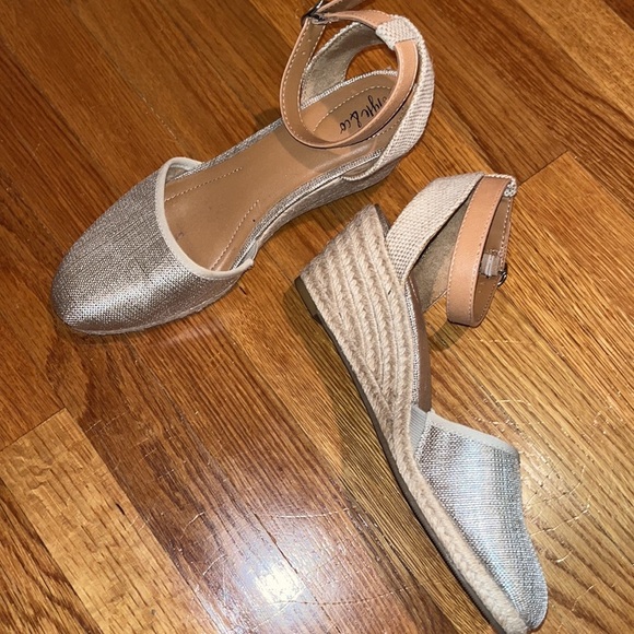 Style & Co gold ankle strap low heels espadrilles size 8 - Picture 2 of 6